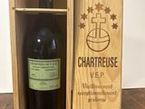 une boîte en bois avec une bouteille de vin à l'intérieur