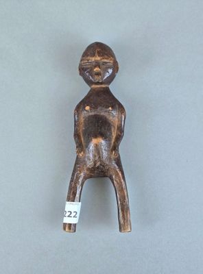 figurine en bois représentant un homme coiffé d'un chapeau