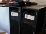 deux ordinateurs posés l'un sur l'autre sur un bureau
