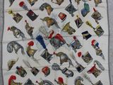 un gros plan sur un foulard carré orné d'une image représentant des soldats
