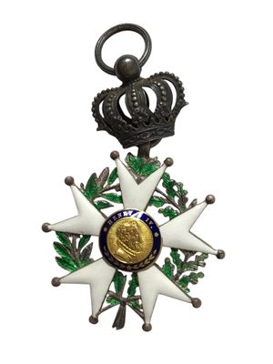 Gros plan sur une médaille surmontée d'une couronne