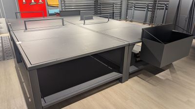 8 TABLES de présentation métalliques à deux niveaux avec sép…