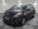 la voiture noire est garée sur un sol en damier dans le garage