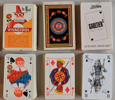 quatre jeux de cartes posés sur une table
