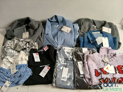beaucoup de vêtements qui traînent par terre