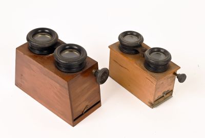 deux boîtes en bois sur lesquelles sont posés des objectifs d'appareil photo, posées sur une surface blanche