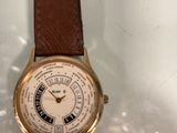 une montre posée sur une table en verre