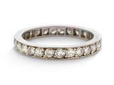 gros plan d'une bague en diamant sur fond blanc