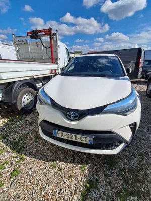 La Toyota Corollant est garée à côté d'un camion et d'une remorque