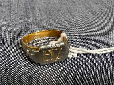 un gros plan d'une bague en or entourée d'une corde