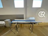 une machine posée sur une table dans une pièce