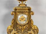 une horloge en or posée sur une table