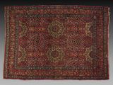 un tapis rouge orné d'un motif en médaillon sur fond noir