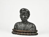 une image représentant la statue d'un homme avec une corde autour du cou
