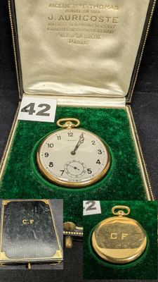 une montre de poche en or dans un écrin recouvert de velours vert
