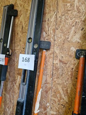 Plusieurs types d'outils sont exposés sur un mur
