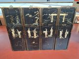 trois paravents peints en noir et or, représentant des scènes asiatiques