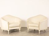 deux fauteuils en cuir blanc placés l'un à côté de l'autre sur un sol en béton