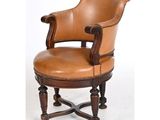 une photo d'un fauteuil en cuir marron avec une structure en bois