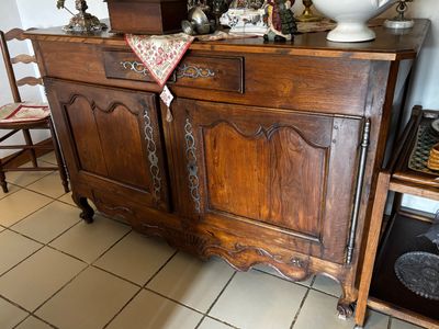 une armoire en bois sur laquelle est posé un vase
