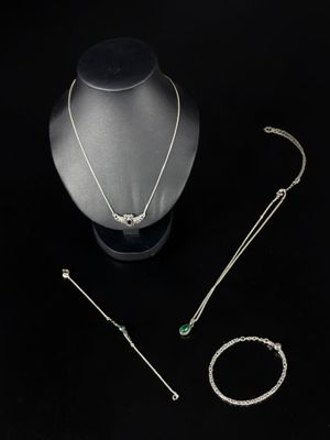 un assortiment de bijoux en argent, comprenant un collier, un bracelet et une bague