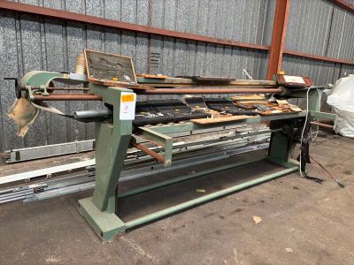 l'image d'une machine située à l'intérieur d'un bâtiment