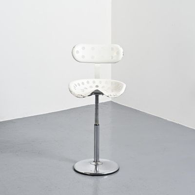 une photo d'une chaise blanche dans un coin d'une pièce