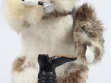 une peluche posée sur un socle en bois