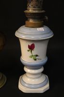 Lot de trois lampes à pétrole, une en laiton et verre ambré … (photo 3)