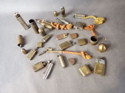 de nombreux objets en laiton de toutes sortes posés sur la table