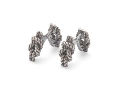 deux paires de boucles d'oreilles en argent sur fond blanc