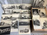 de nombreuses vieilles photos exposées sur une table
