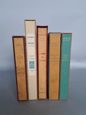plusieurs livres sont empilés sur une table