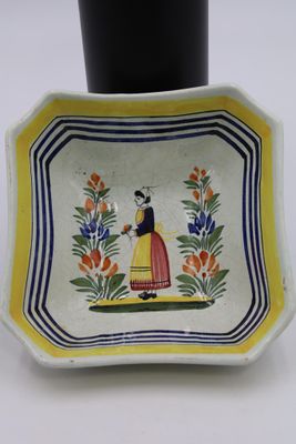 HENRIOT, Quimper, Coupe creuse à décor de personnage et déco…