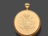 un petit cadenas en or orné d'un lion et d'une couronne