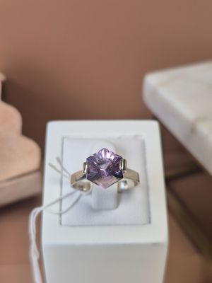 une bague qui se trouve dans une boîte sur une table