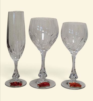 trois verres à vin posés l'un à côté de l'autre sur une table