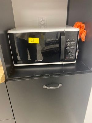 un micro-ondes posé sur un meuble de cuisine