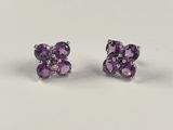 une paire de boucles d'oreilles en améthorate sur fond blanc