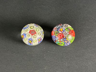 Deux petites boules presse-papier en verre à décor en sulfur…