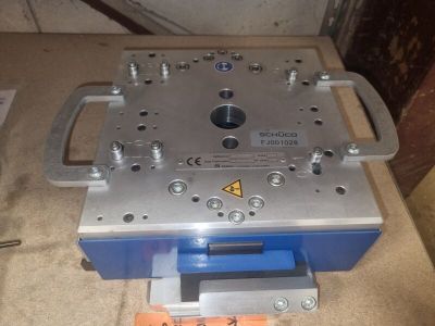 l'image d'une machine posée sur une table