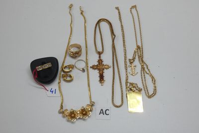 beaucoup de colliers et de bagues en or sur la table