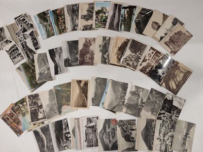 beaucoup de vieilles photos en noir et blanc accrochées au mur