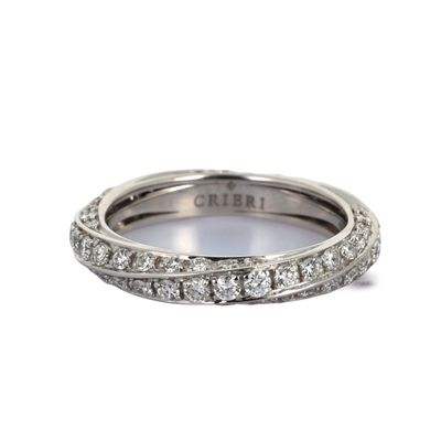 gros plan d'une bague en diamant sur fond blanc