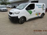 une camionnette garée devant un bâtiment