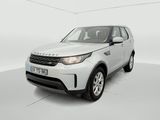 un Land Rover blanc garé dans une pièce blanche