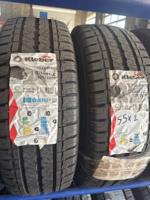 un gros plan sur trois pneus posés sur un présentoir dans un magasin