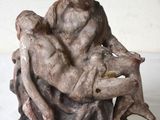 une statue représentant un homme et une femme assis sur un rocher