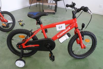 deux vélos posés par terre dans une pièce