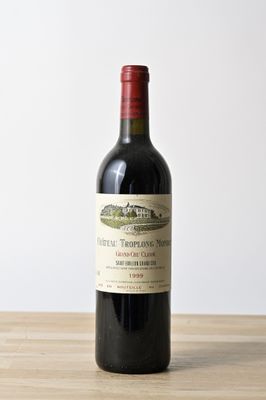 une bouteille de vin posée sur une table